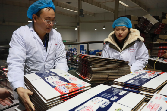 黨員帶頭赴一線 助力春節(jié)保生產(chǎn)—花花牛別樣“生產(chǎn)突擊隊(duì)”助力車間生產(chǎn) 黨員帶頭赴一線 助力春節(jié)保生產(chǎn)—花花牛別樣“生產(chǎn)突擊隊(duì)”助力車間生產(chǎn)