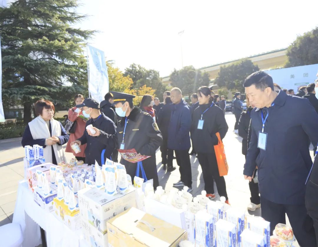 花花牛丨落實(shí)食品生產(chǎn)加工企業(yè)質(zhì)量安全主體責(zé)任,助力人民群眾生活更美好——2023年河南省暨鄭州食品安全宣傳周啟動儀式隆重舉行 花花牛丨落實(shí)食品生產(chǎn)加工企業(yè)質(zhì)量安全主體責(zé)任,助力人民群眾生活更美好——2023年河南省暨鄭州食品安全宣傳周啟動儀式隆重舉行