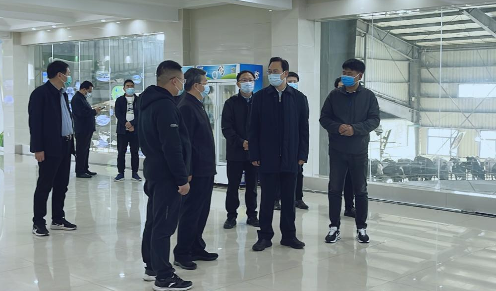 河南省人大常委會黨組書記、副主任孔昌生蒞臨花花牛魯山瑞亞牧場參觀調研