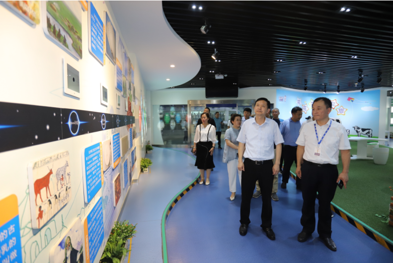 快訊|鄭州市二七區(qū)委副書(shū)記、區(qū)長(zhǎng)虎榮鑫蒞臨河南花花牛乳業(yè)集團(tuán)調(diào)研 快訊|鄭州市二七區(qū)委副書(shū)記、區(qū)長(zhǎng)虎榮鑫蒞臨河南花花牛乳業(yè)集團(tuán)調(diào)研