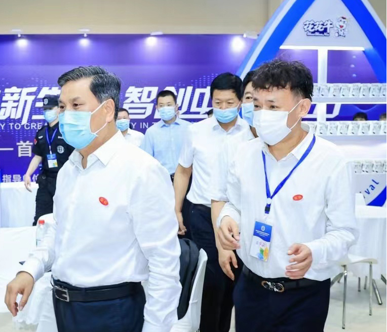 花花牛 | 第34屆中原畜牧業交易博覽會開幕河南省人民政府副省長武國定蒞臨花花牛展臺參觀 花花牛 | 第34屆中原畜牧業交易博覽會開幕河南省人民政府副省長武國定蒞臨花花牛展臺參觀