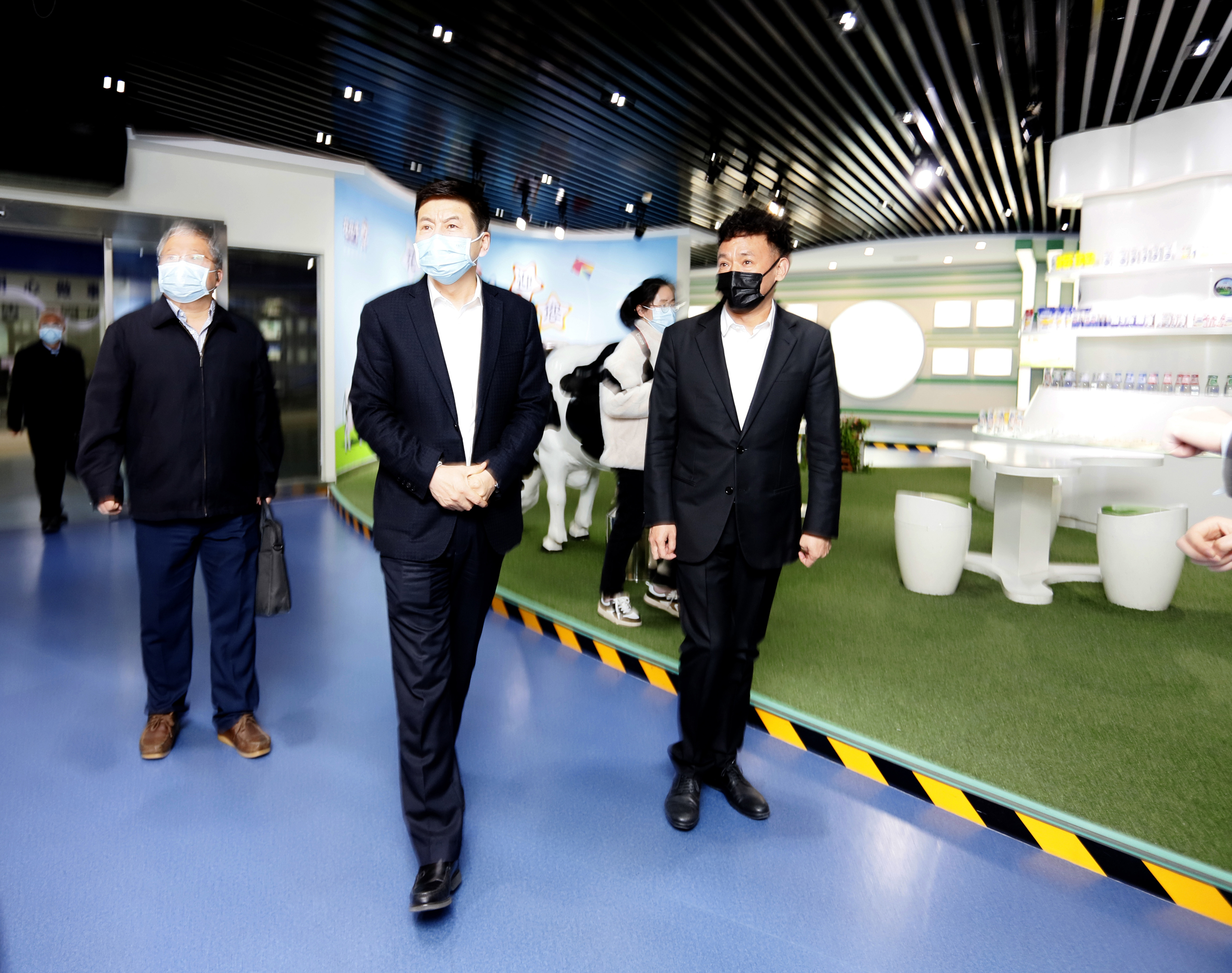 河南省委常委、副省長(zhǎng)費(fèi)東斌蒞臨 花花牛乳業(yè)集團(tuán)調(diào)研 河南省委常委、副省長(zhǎng)費(fèi)東斌蒞臨 花花牛乳業(yè)集團(tuán)調(diào)研