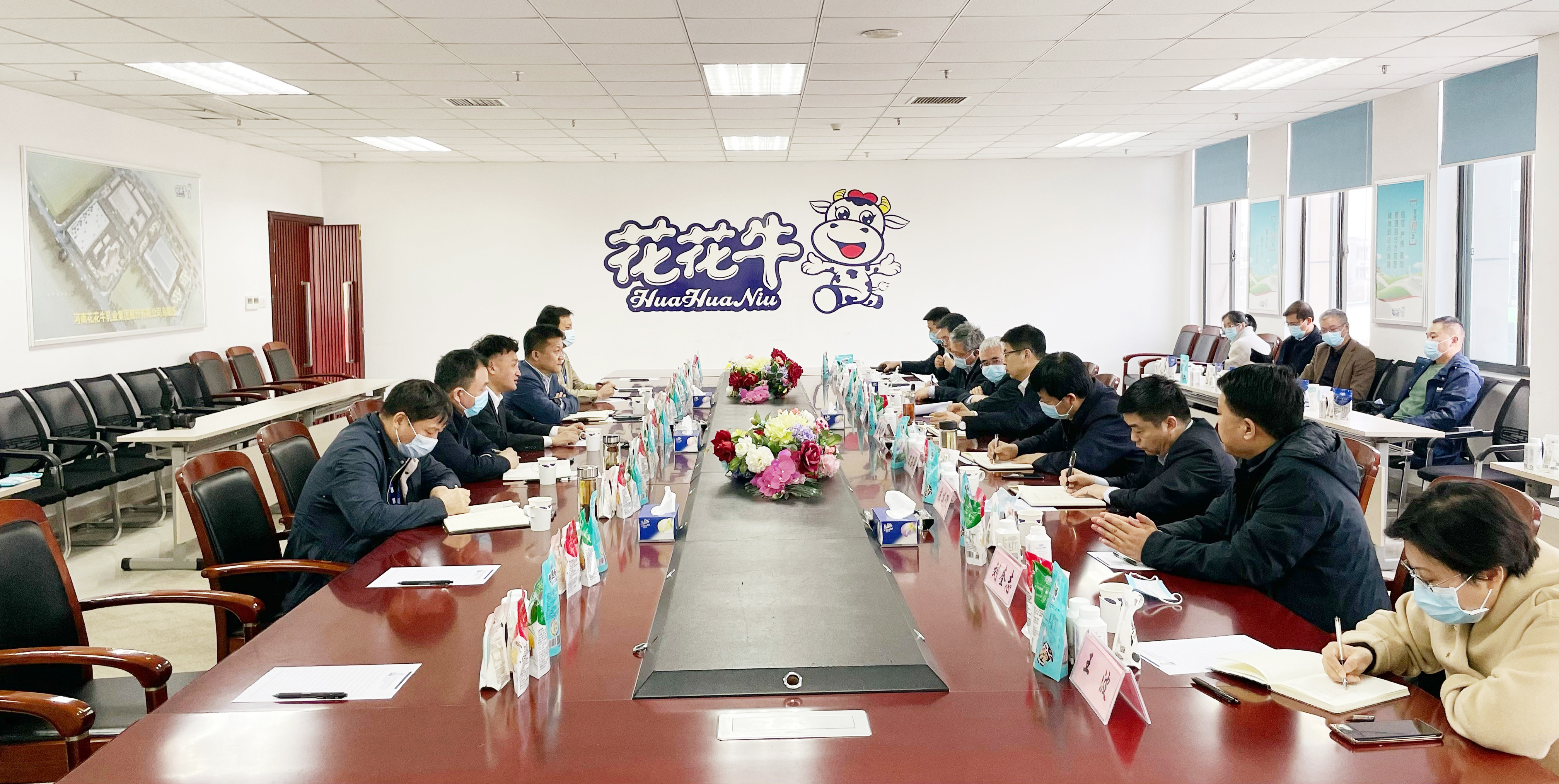河南省委常委、副省長(zhǎng)費(fèi)東斌蒞臨 花花牛乳業(yè)集團(tuán)調(diào)研 河南省委常委、副省長(zhǎng)費(fèi)東斌蒞臨 花花牛乳業(yè)集團(tuán)調(diào)研