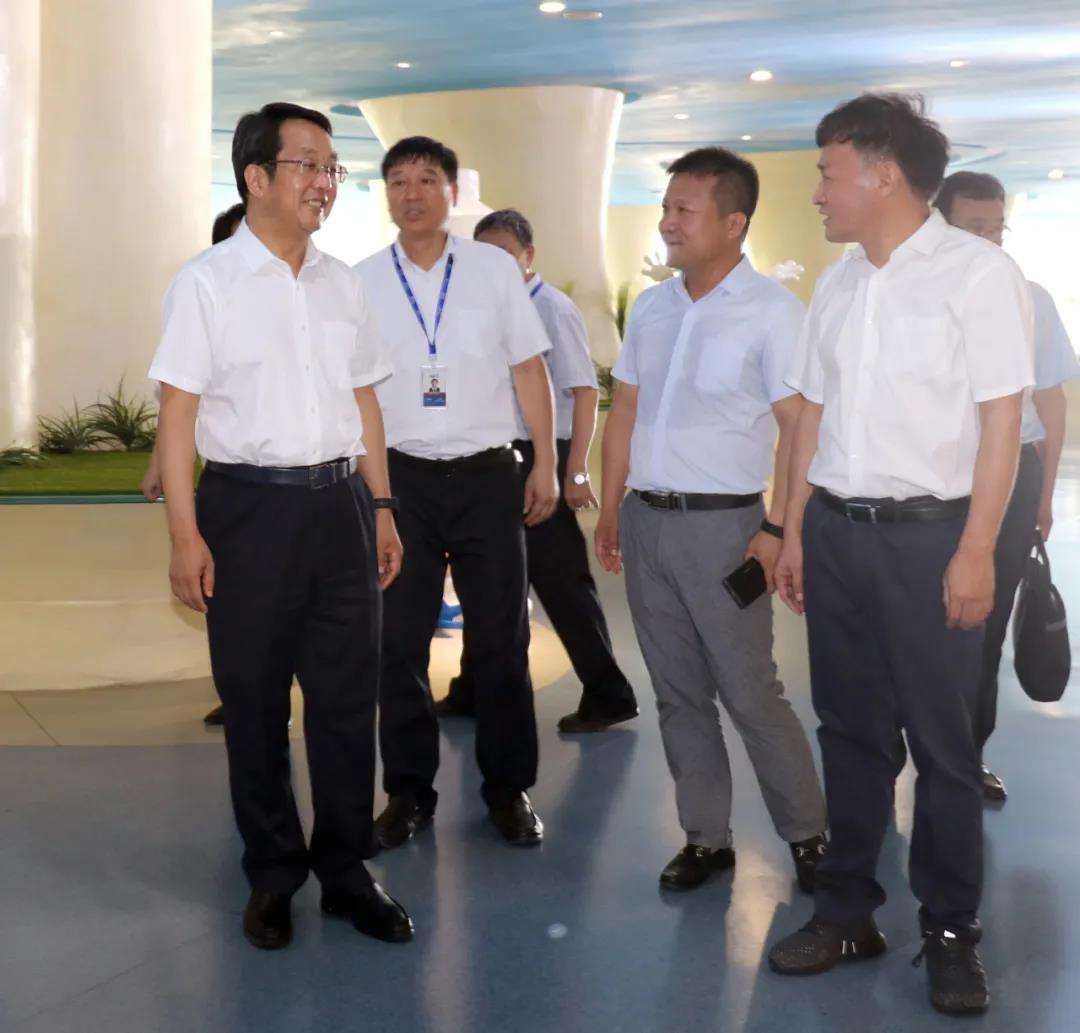 河南省高級(jí)人民法院院長(zhǎng)胡道才一行蒞臨花花牛乳業(yè)集團(tuán)開展“萬(wàn)人助萬(wàn)企”活動(dòng) 助力企業(yè)發(fā)展