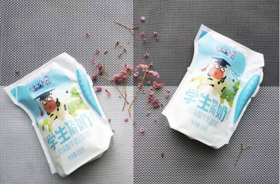 花花牛首款愛克林低溫學生飲用酸牛奶上市啦?。。? title=