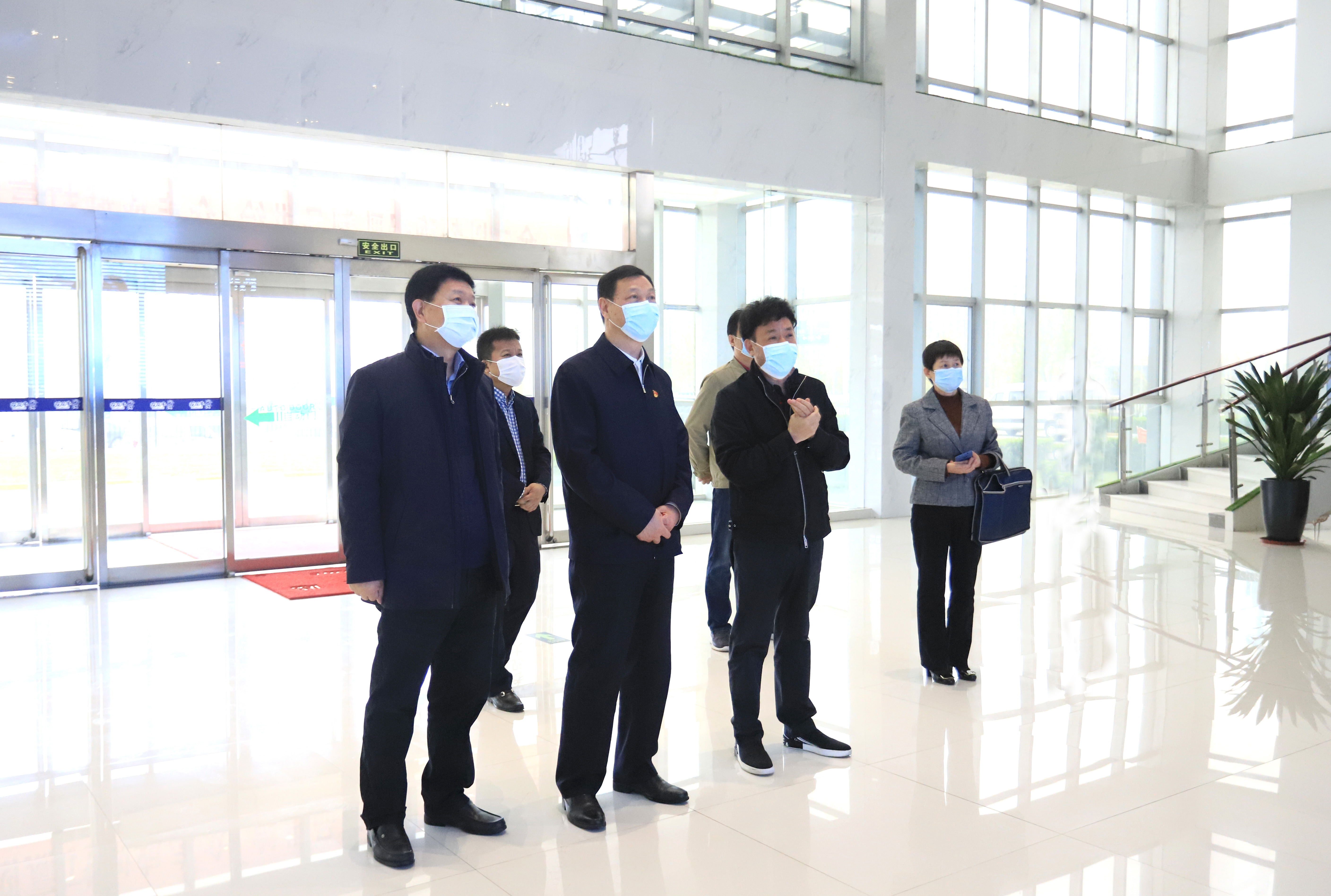 河南省委農(nóng)辦主任、農(nóng)業(yè)農(nóng)村廳廳長申延平一行調(diào)研河南花花牛乳業(yè)集團(tuán) 河南省委農(nóng)辦主任、農(nóng)業(yè)農(nóng)村廳廳長申延平一行調(diào)研河南花花牛乳業(yè)集團(tuán)