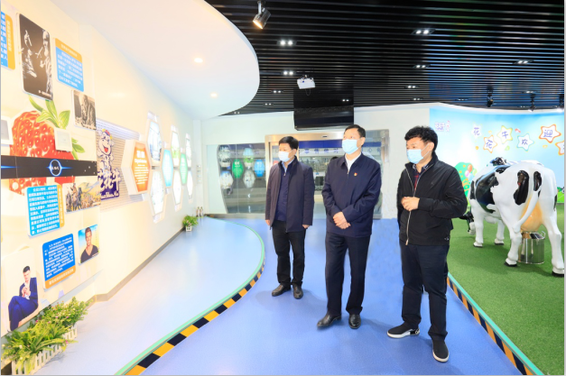 河南省委農(nóng)辦主任、農(nóng)業(yè)農(nóng)村廳廳長申延平一行調(diào)研河南花花牛乳業(yè)集團(tuán) 河南省委農(nóng)辦主任、農(nóng)業(yè)農(nóng)村廳廳長申延平一行調(diào)研河南花花牛乳業(yè)集團(tuán)