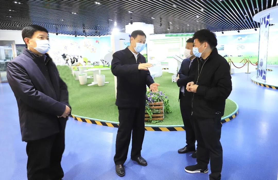 河南省委農(nóng)辦主任、農(nóng)業(yè)農(nóng)村廳廳長申延平一行調(diào)研河南花花牛乳業(yè)集團(tuán) 河南省委農(nóng)辦主任、農(nóng)業(yè)農(nóng)村廳廳長申延平一行調(diào)研河南花花牛乳業(yè)集團(tuán)