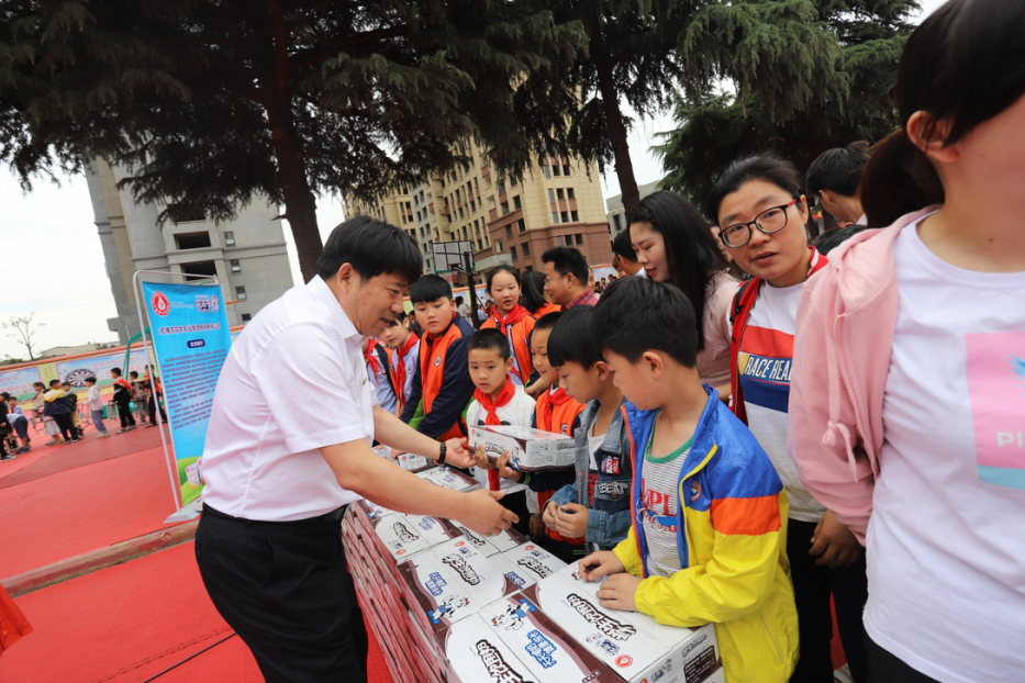 花花牛|六一關(guān)愛兒童,讓愛灑滿人間 花花牛|六一關(guān)愛兒童,讓愛灑滿人間