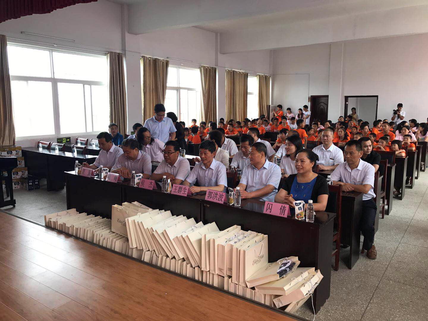 “關愛特殊兒童，讓愛灑滿人間—花花牛乳業集團2018中國小康牛奶行動” 公益助學泌陽捐贈儀式