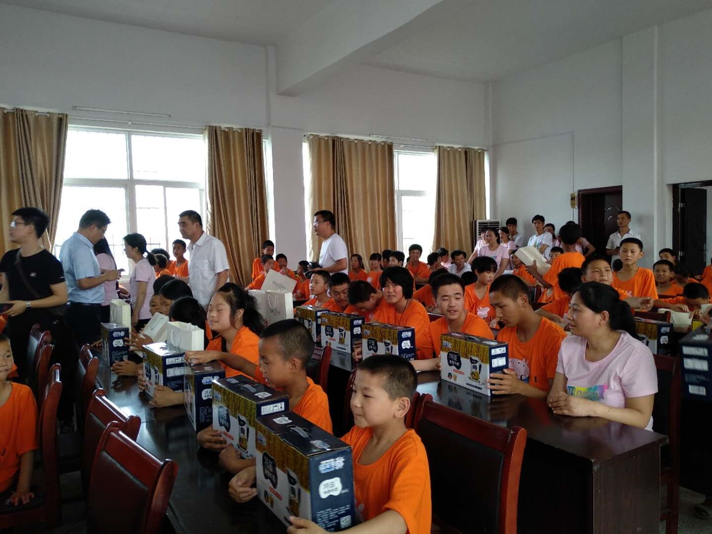 “關愛特殊兒童，讓愛灑滿人間—花花牛乳業集團2018中國小康牛奶行動” 公益助學泌陽捐贈儀式