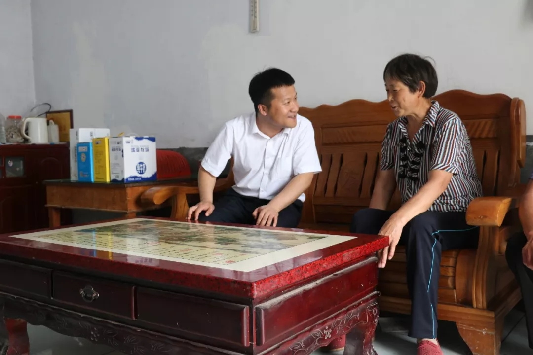 花花牛乳業(yè)集團(tuán)走訪(fǎng)慰問(wèn)貧困戶(hù) 結(jié)對(duì)幫扶暖人心