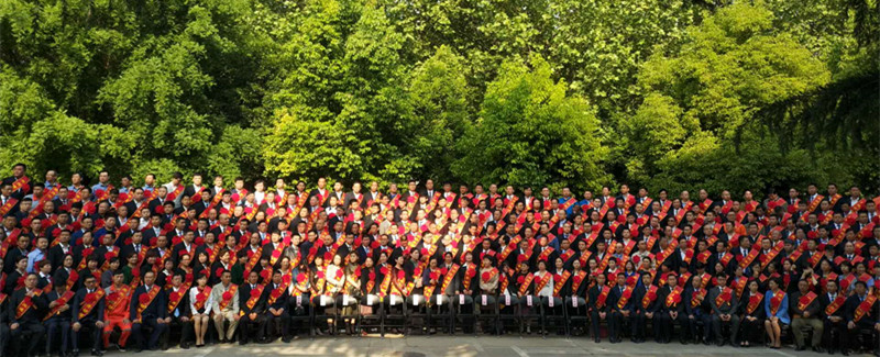 河南花花牛乳業(yè)集團(tuán)股份有限公司阮曉琦、王曉龍榮獲“鄭州市勞動模范”榮譽(yù)稱號