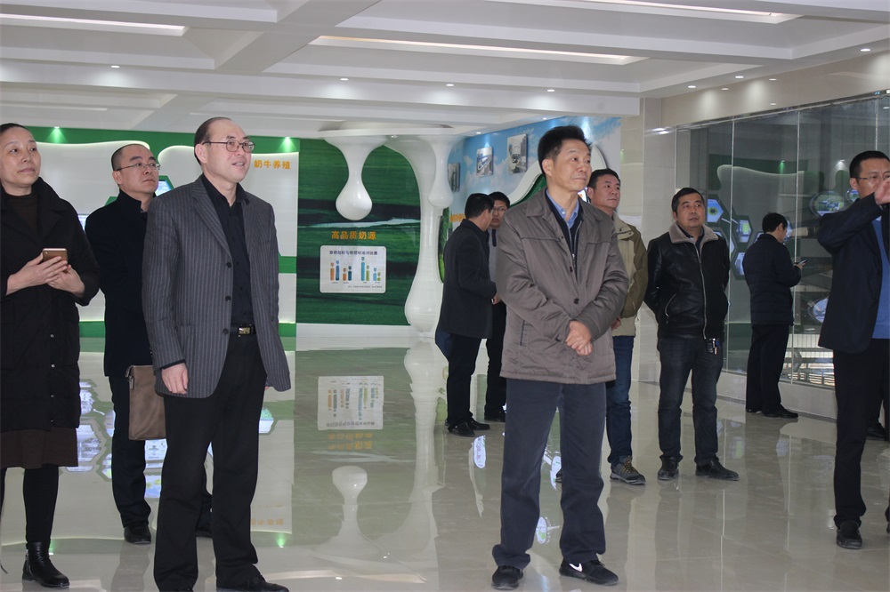 河南省財政廳副廳長龐學(xué)孟一行蒞臨花花牛集團(tuán)養(yǎng)殖事業(yè)部魯山瑞亞牧業(yè)有限公司調(diào)研 河南省財政廳副廳長龐學(xué)孟一行蒞臨花花牛集團(tuán)養(yǎng)殖事業(yè)部魯山瑞亞牧業(yè)有限公司調(diào)研