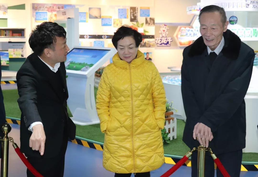 中國奶業協會高鴻賓會長蒞臨花花牛指導工作 中國奶業協會高鴻賓會長蒞臨花花牛指導工作