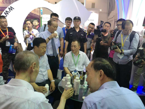 花花牛牛氣沖天!農(nóng)業(yè)部長(zhǎng)品嘗“領(lǐng)暢”點(diǎn)贊,又獲國(guó)際奶業(yè)平臺(tái)青睞 花花牛牛氣沖天!農(nóng)業(yè)部長(zhǎng)品嘗“領(lǐng)暢”點(diǎn)贊,又獲國(guó)際奶業(yè)平臺(tái)青睞