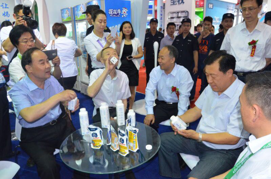 花花牛牛氣沖天!農(nóng)業(yè)部長(zhǎng)品嘗“領(lǐng)暢”點(diǎn)贊,又獲國(guó)際奶業(yè)平臺(tái)青睞 花花牛牛氣沖天!農(nóng)業(yè)部長(zhǎng)品嘗“領(lǐng)暢”點(diǎn)贊,又獲國(guó)際奶業(yè)平臺(tái)青睞