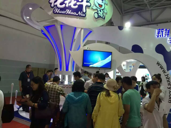 花花牛牛氣沖天!農(nóng)業(yè)部長(zhǎng)品嘗“領(lǐng)暢”點(diǎn)贊,又獲國(guó)際奶業(yè)平臺(tái)青睞 花花牛牛氣沖天!農(nóng)業(yè)部長(zhǎng)品嘗“領(lǐng)暢”點(diǎn)贊,又獲國(guó)際奶業(yè)平臺(tái)青睞