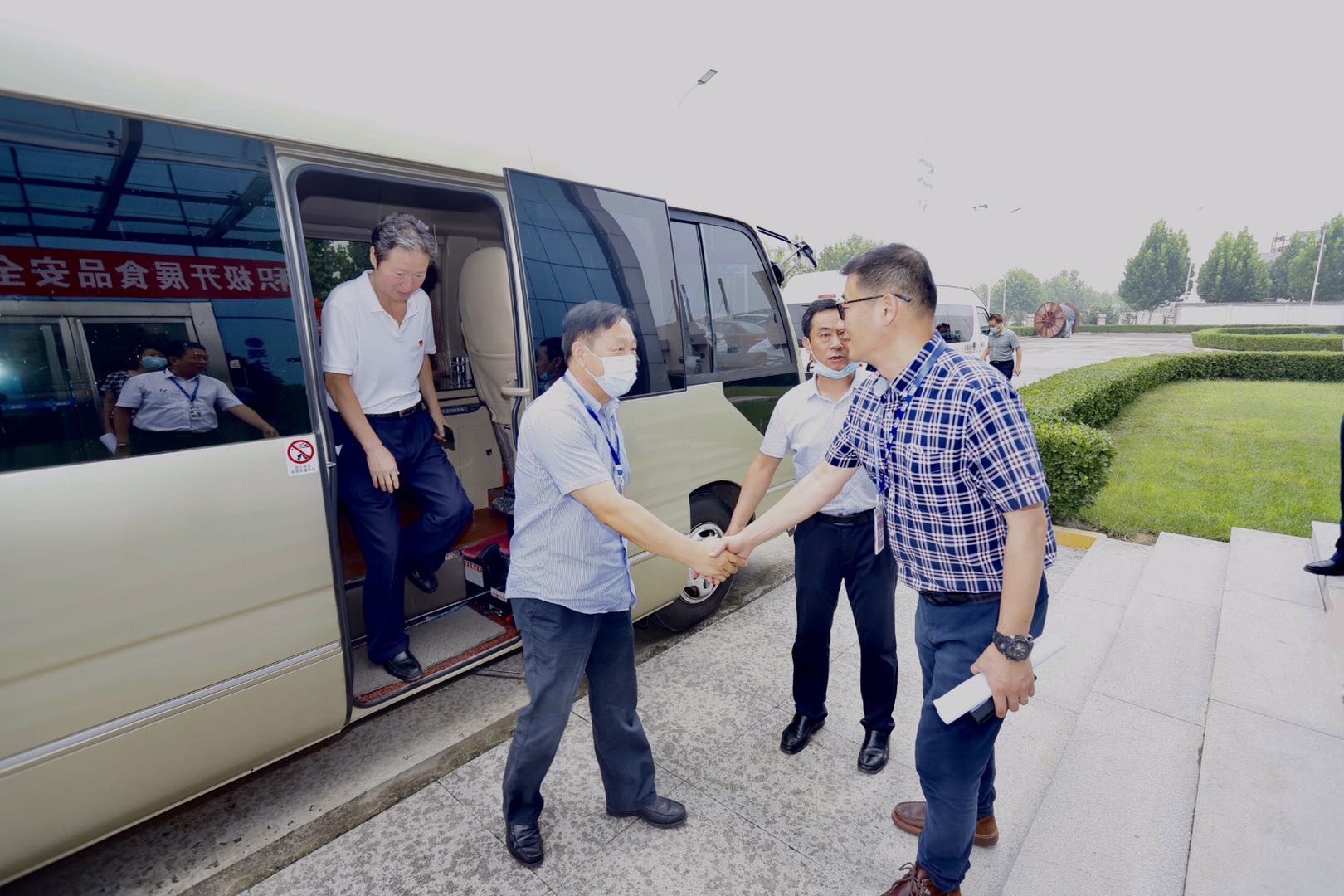 快訊|鄭州市人大代表蒞臨河南花花牛乳業(yè)集團(tuán)參觀調(diào)研 快訊|鄭州市人大代表蒞臨河南花花牛乳業(yè)集團(tuán)參觀調(diào)研