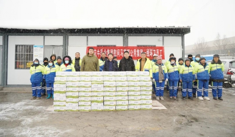 慰問一線環衛工，禮贈新鮮花花牛