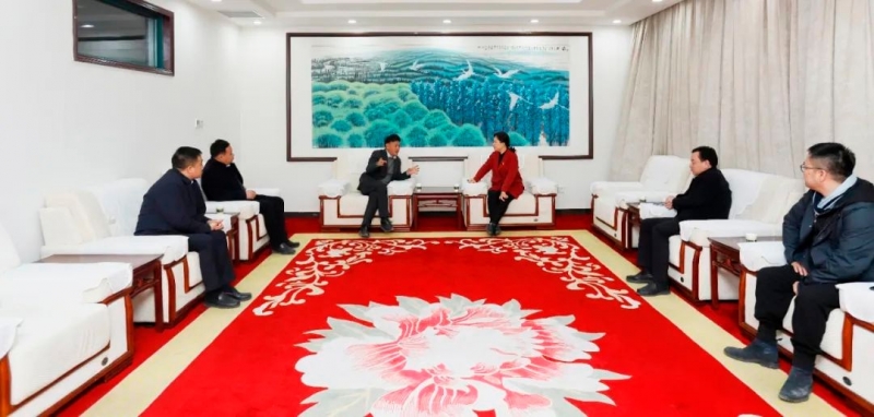 發(fā)揮產(chǎn)業(yè)優(yōu)勢(shì) 助力鄉(xiāng)村振興 | 民權(quán)縣委副書(shū)記、縣長(zhǎng)王靜嫻會(huì)見(jiàn)關(guān)曉彥董事長(zhǎng)一行