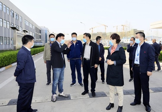 鄭州市人大副主任孫黎、市政府副市長李喜安一行 蒞臨花花牛開展“三送一強(qiáng)”活動(dòng)