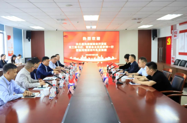 沈丘縣先進制造業開發區黨工委書記呂孝坤、金絲猴食品有限公司董事長李旸等一行到訪河南花花牛乳業集團