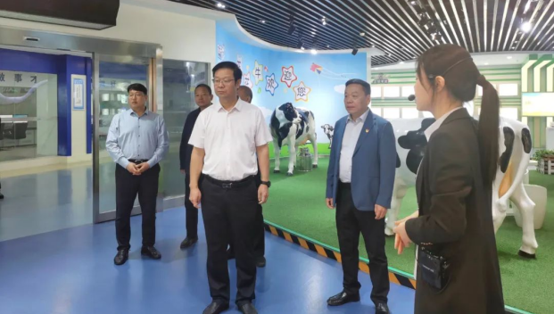 鄭州市人民檢察院黨組書記、代檢察長張道偉一行蒞臨河南花花牛乳業集團參觀調研